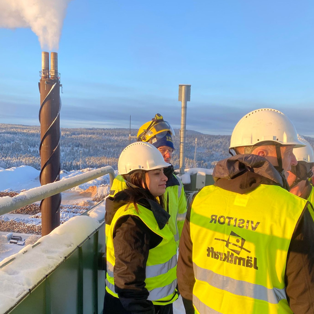 Bild på Nooshi och Birger på värmeverkets tak