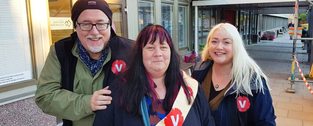 En bild på tre glada vänsterpartister utanför Östersunds sjukhus